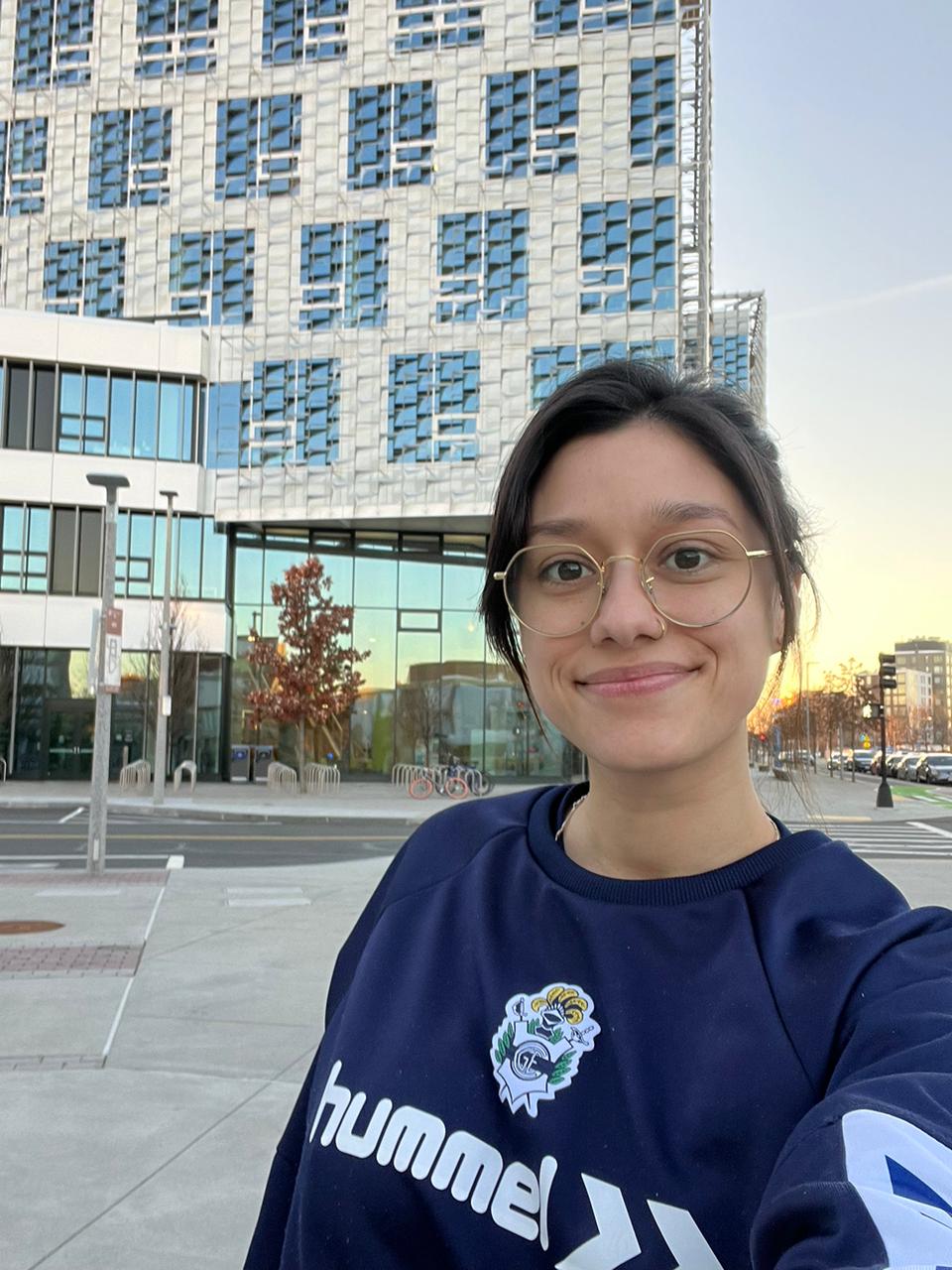 Emilia Fushimi. Detrás se encuentra el edificio donde trabaja en Harvard.